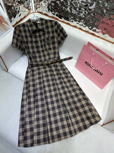 miumi* 25Ss新款翻领格子连衣裙 字母小标签点缀 压褶裙摆 搭配腰带 两色三码 Sml