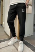 Dg 2025春夏最新系列男士休闲裤！ 采用客供弹力柔棉材质，柔软细腻，手感绝佳！品牌格调一览无余！极简主义设计，没有多余浮夸的元素来宣兵夺主，细节做工精细，五