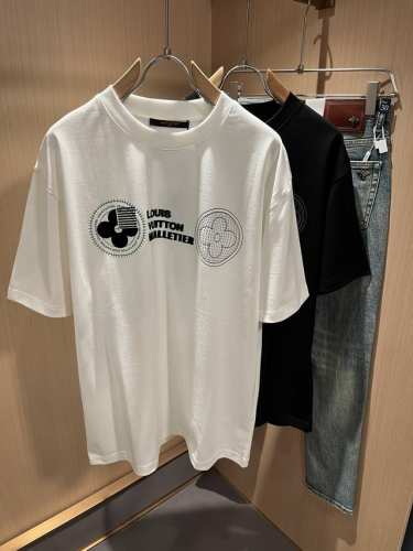 LouisVuitt*路易*登 2025春夏全新系列单品上线，非常时髦前卫的一款男女同款短袖T恤，标识logo图案印花工艺修饰！区别于以往的不同，宣示品牌传承多