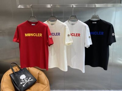 蒙家 蒙口短袖超绝 活力满满 穿上瞬间成为人群焦点 胸前大大的黄色 Moncler 字样 搭配上品牌经典元素 醒目又时尚 面料柔软亲肤 S-3Xl 隔天