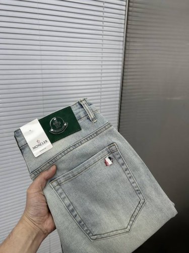 Moncler蒙口 2025新品男士牛仔裤 面料弹性好 独家发售 官网同步 时尚优雅 重工艺设计 采用原色酵母水洗工艺 精选进口重磅丹宁牛仔面料 配专柜五金装饰