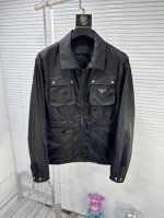 Prad*普拉达 Ss25早春新款夹克外套。采用客供高密度精材质面料，软糯亲肤，抗皱立挺有型，品牌字母Logo，满满的时尚感；适合多种穿搭风格；一款不挑年纪的外