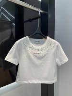 miumi*2025新品上架 短款水钻钉珠字母 定制Yb原生全棉材质 弹力舒适 透气好穿 短款裁剪 凸显品牌格调 面料柔软带有弹力 短款露腰版型 呈现显瘦视觉效
