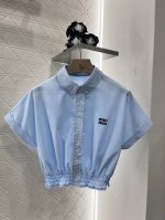 miumi*2025新品上架 翻折短袖衬衫短裤套装 定制Yb斜纹全棉材质 柔软亲肤 舒适不易皱 短袖衬衫短裤套装 上衣袖口利落翻折腰身弹力褶皱打榄收窄 配合短款