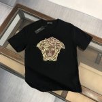 范思哲 25Ss夏季新款圆领短袖T恤！270克重磅高端纯棉面料，手感质感都极完美！修身裁剪设计干净利落！时尚又好看！走线做工非常精致！版型效果超赞！而且透气性能