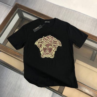 范思哲 25Ss夏季新款圆领短袖T恤！270克重磅高端纯棉面料，手感质感都极完美！修身裁剪设计干净利落！时尚又好看！走线做工非常精致！版型效果超赞！而且透气性能
