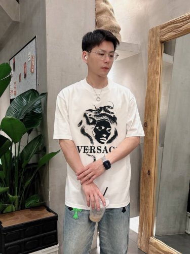 Versace 范思哲 2025年春夏新品上新 三标齐全 丝光棉圆领短袖T恤 好货不用过多介绍 看细节 专柜码数：M-Xxxl 175 140建议L