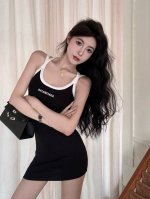 110。巴黎世家Balenciaga新款辣妹黑色吊带连衣裙来啦！这款连衣裙性感露背，撞色无袖设计，收腰包臀，让你的身材得到最大程度的展示。 黑色是永远的经典，搭