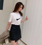 上新！标志Logo，化繁为简！Nike 耐克极简的设计转化为服装语言，就如这件基础短袖T恤，有着极其细腻的面料质感，平淡中无处不透入极简高级质感！ 简单、个性、