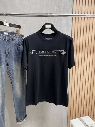 lv2025春夏新款男女同款短袖T恤，最新款全网独家首上！！~既经典有时尚百搭，谁不爱啊，将经典再次展现，非常的耐看，自带低奢光环与辨识度！传统的品牌理念和现代