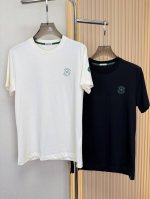 蒙口Moncler 25春夏新品圆领短袖，亮绿色Logo美学，藏在细节里的高级感。 胸前处饰有新一季创新造型图案标识，在制作字母印花时，注重材质的选择和工艺的精