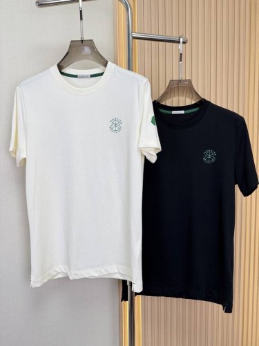 蒙口Moncler 25春夏新品圆领短袖，亮绿色Logo美学，藏在细节里的高级感。 胸前处饰有新一季创新造型图案标识，在制作字母印花时，注重材质的选择和工艺的精