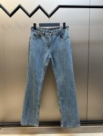 Lv 航海系列 修身牛仔裤 女装 本款牛仔裤选用丹宁布塑就修身廓形，瞩目明线烘托结构观感。后袋的固定环含蓄展露工装风范。右侧映现由绳索诠释的Lv字母，以妙趣笔触