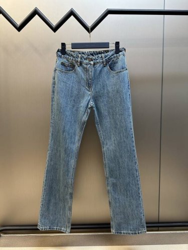 Lv 航海系列 修身牛仔裤 女装 本款牛仔裤选用丹宁布塑就修身廓形，瞩目明线烘托结构观感。后袋的固定环含蓄展露工装风范。右侧映现由绳索诠释的Lv字母，以妙趣笔触