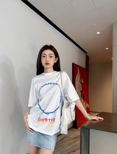 模特图#120 【纯原臻品 】【顶级原版复刻】 - Burberry博柏利 荆棘拼徽标印花宽松休闲套头短袖T恤 情侣款 纯色 - 还在寻觅独特又浪漫的情侣装？B