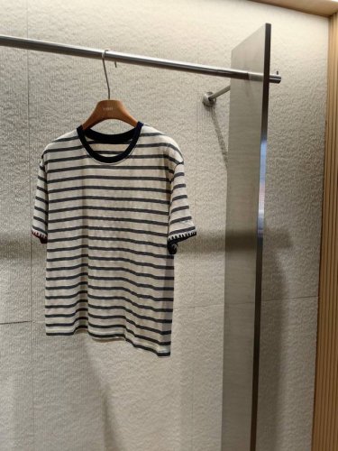 码数：S M L Xl 藏蓝色＋本色的条纹，组合在一起形成了这个颜色，看着特别舒服，是衣柜里随时拿出来，往身上一套就能出门的类型，不挑年龄不挑肤色还不挑剔搭配，