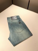 Guc*古奇 2025春夏新品男士高端休闲百搭四季通勤修身剪裁牛仔裤！对于粉丝来说，这样大气的经典设计足矣一眼种草，是今年所有牛仔裤当中最帅的一个系列，我只需要