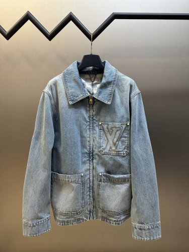 Lv 拉链工装牛仔夹克 本款工装拉链牛仔夹克取材细腻棉布，以水洗工艺营造轻微做旧效果，成就温暖时节的轻盈之选。Lv刺绣胸袋和后部正绒面革Lv 贴饰彰显考究细节，