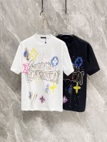 130 lv 25Ss早春最新经典手绘Logo重磅短袖！高端品质专柜原单圆领！顶级制作工艺进口面料，专柜款独特设计，采用进口高端订制进口丝线手感一流！官网在售！