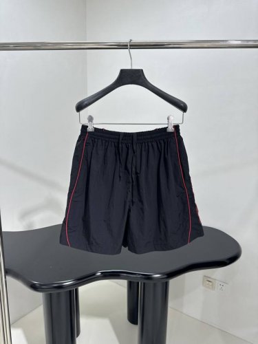 新品城市系列Lion Club休闲短裤 科技府绸面料 正面和侧边红色Lion Club艺术作品刺绣 松紧腰头 水洗褪色效果 宽松版型 男女同款 ：黑 ： Sml