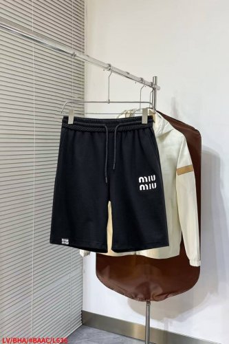 miumiu 2025夏季新款原单专柜休闲短裤，奢华经典品牌原版Logo配饰 专柜热销款 身穿着非常舒适 低调不失奢华 穿出去非常有档次 裤型款式和裁剪亦无需多