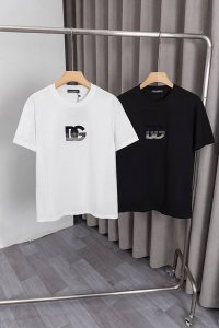 x019 D&G 杜嘉班纳 25Ss新款T恤，胸前Logo采用刺绣工艺，采用260克双纱全棉面料，面料柔软，时尚百搭，男女同款 颜色: 黑色 ，白色 尺码: M