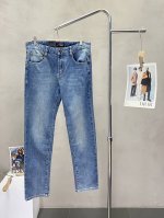 Armani阿玛尼独家专供新款牛仔裤高端版本！专柜定制面料 透气舒适度高，细节无可挑剔，品牌元素设计理念，体现高品质。手感细腻柔软！呈现休闲裁剪，上身版型超赞！