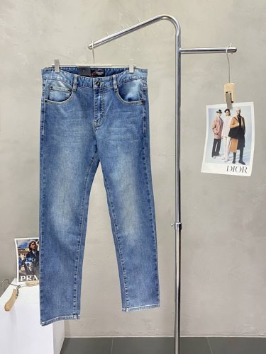 Armani阿玛尼独家专供新款牛仔裤高端版本！专柜定制面料 透气舒适度高，细节无可挑剔，品牌元素设计理念，体现高品质。手感细腻柔软！呈现休闲裁剪，上身版型超赞！