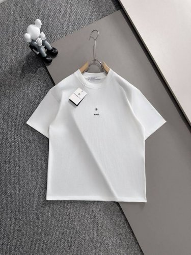 Givenchy纪梵希* 2025春夏款上新 原高版本 纪梵希 面料采用270克高密度纯棉 不变形 不缩水 工艺介绍：双线走位 胸前采用进口万针梵文刺绣 颜色：