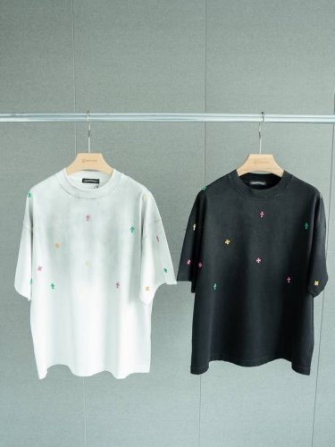 顶级Tee 强势上新 Chrome Hearts S S25 做旧彩色金属十字架圆领短袖T恤 货号：5115 颜色： 灰白 黑色 尺码： S M L Xl 尺寸