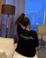 上新 迪奥前后碎裂图案高级黑短袖T恤 黑色真的是本命色心动迪奥的第N次 财阀大小姐穿搭 轻松Get贵气千金感 前后碎裂字母Logo好拍好看整体风格就很Chil