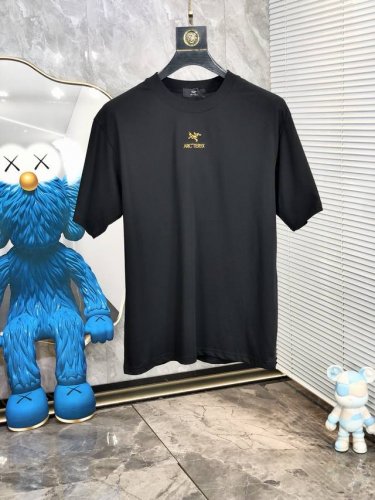始祖鸟。穿200斤。宽松版 顶级货品2025春夏新款首发专柜最新款短袖圆领T恤 高端订制 设计前卫时尚！品牌Logo重工艺设计 高端定制天丝面料.手感柔软.穿着