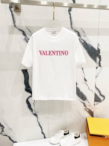 隔天到 Valentno 华伦天奴 胶印字母Logo印花 升级，灵感源自八十年代复古 原版面料 官方同款 短袖T恤 定制 同缸染面料 手感非常舒服 春夏最新砖柜