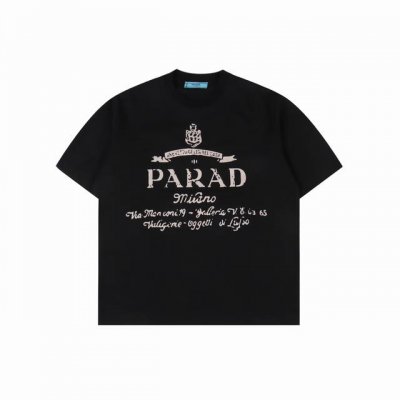 prada 普拉达 25Ss 大Logo签名字母印花短袖T恤 甄选长绒棉纱 260G精纺高支重磅定织定染面料 裁前高温洗水定型 成品再洗柔 穿着感受亲肤棉柔 垂