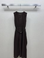 25Ss Max 春夏新款 领口V领定制五金配件 腰带连衣裙 腰带收腰装饰 上身减龄又优雅气质 上身简约又高级 日常都能轻松驾驭 Sml