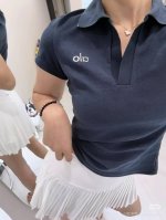 Alo女士网球polo短袖春夏系列重磅出品 可休闲 可通勤 定制绸缎面料 夏季可防晒 高级的设计感 通体提花 火遍时尚大牌圈 男女轻奢主义通勤穿搭必备单品 面料