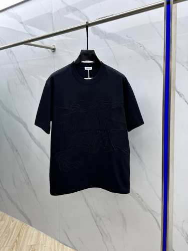 Burberry 巴宝莉 2025Fw春夏新品圆领打底外穿T恤，立体感Logo纯棉半袖 活性纯棉，手感面糯有骨感，柔而有韧性。工艺处理，韧性和抗皱性能得到大幅度