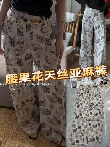 夏日必备腰果花天丝亚麻裤！独特腰果花图案，复古又吸睛，轻松成为街头焦点。天丝与亚麻混纺面料，兼具柔软亲肤与透气清凉，告别夏日闷热。宽松阔腿版型，不挑身材，自在遮