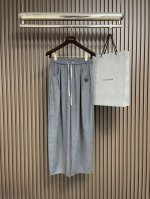 prada 春夏季新款直筒长裤，采用优质天丝亚麻料面料，超级舒适透气，面料极好亲肤舒适轻薄，不易起皱不易缩水，超级好看！整体轮廓版型设计完美，挺括有型！干净利落