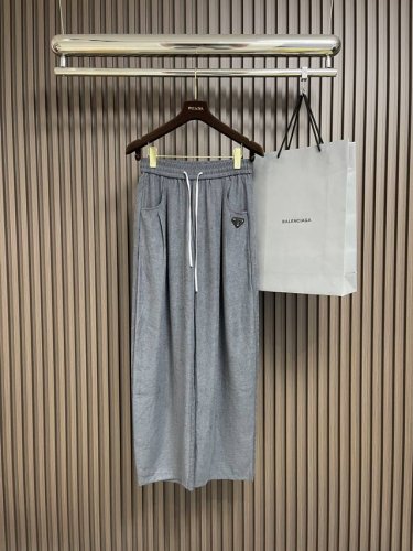 prada 春夏季新款直筒长裤，采用优质天丝亚麻料面料，超级舒适透气，面料极好亲肤舒适轻薄，不易起皱不易缩水，超级好看！整体轮廓版型设计完美，挺括有型！干净利落