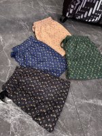 驴牌 25Ss金色印花短裤！为休闲廓形融入简洁开领，再以全幅 Mini Monogram 压纹点明品牌身份。可搭配同款衬衫，打造昼夜皆宜的夏日造型！ 颜色：绿色