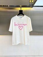 Ba巴黎世家、25春夏新品短袖T恤，可以单穿也可以里面再打个底，一件穿四季是没问题的，原厂出来的，微宽松设计裁剪兼具个性时尚范儿，100%纯棉材质，定织型的双层
