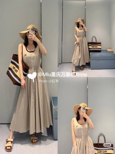miumi*2025新品连衣裙，定制Yb防晒面料质感透气 舒适亲肤 U领开扣连衣裙 腰部打拦设计 分量感十足的裙摆对身材包容度极高 利用弹力腰封装饰 贴合曲线勾