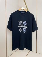 lv新款立体压花T恤 贴布硅胶搭配 3D立体感十足 高级感满满 肩部通肩压条 280克纯棉面料舒适透气 黑白双色 男女同款 码数S-Xxl 2025