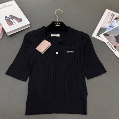 夏季Miumi*女装新款，亲肤绢丝棉，polo领弹力修身高腰版型，章仔短袖 气质时尚百搭粉红 米白 黑色3色尺码Sml现货供应