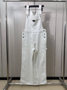 A25年春夏新款牛仔背带裤 胸前金属立体三角徽标装饰，侧面纽扣开合，显瘦版型，超显身材，Yb五金开模1:1定制，人手必备，可爱减龄，肩带长度可调节～ 颜色：白色