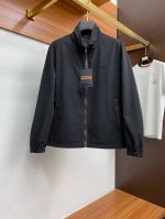 P400 杰尼亚 2025Fw男士立领夹克男装外套，休闲日常穿搭单品！上身修饰身形、提花面料将时装美学和新都市商务休闲概念完美融合，通体将意式的干练和户外功能性