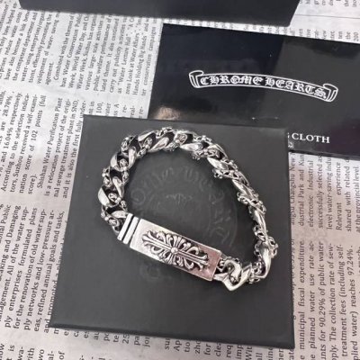 克罗心手链Chrome Hearts十字架花粗链条手链 克罗心的十字架宽版元素是克罗心的代表，也很特别的一个元素，潮流男士必备的单品。链条厚度结实，口头设计为插