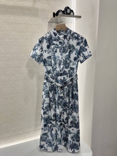 dio*2025新品上架 翻领印花连衣裙 定制Yb进口斜纹稠材质 质感光泽 垂顺有型 翻领连衣裙剪裁 通体满印热带植物和蝴蝶元素 呼应炎炎夏日的清爽度假气息 利