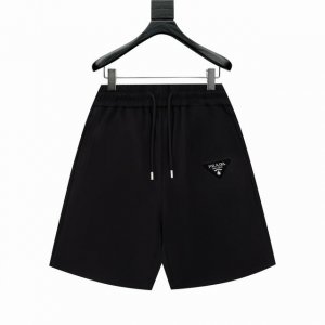 普拉达 2025Ss贸易渠道货品.休闲运动短裤 无从释怀的经典款,休闲时尚感略带锋利.精简的比例化裁剪铸就随性百搭. 客供高密400G面料,区别于传统的针织棉质
